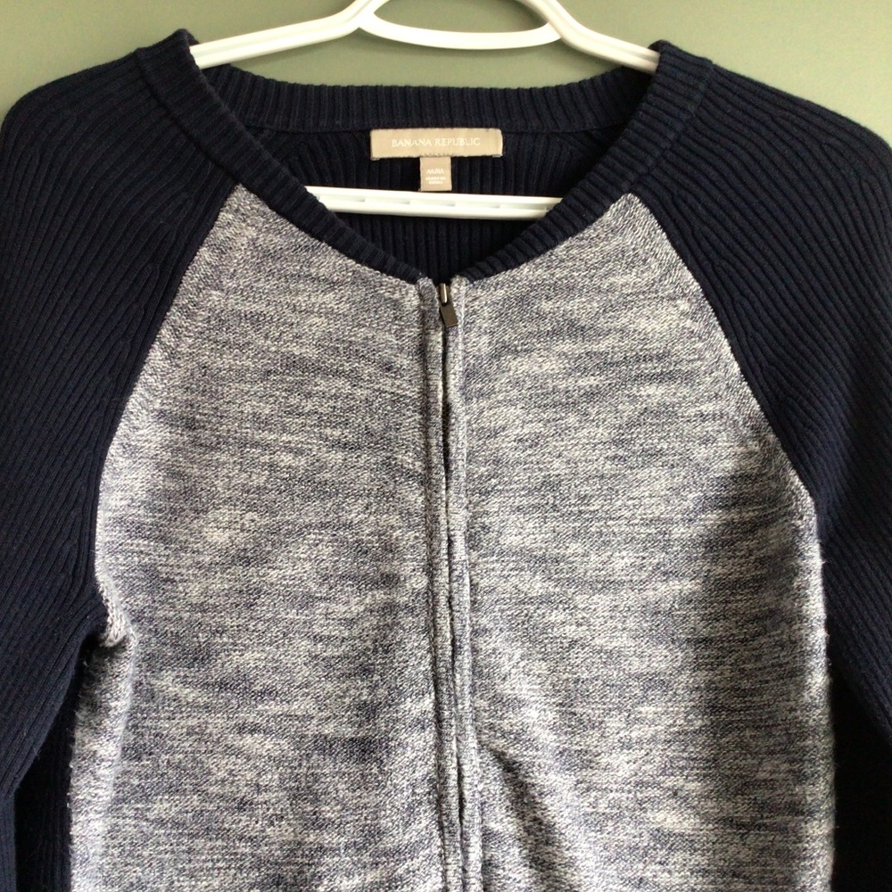 Ladies long sleeve crop zip sweater, blue Sz Medium. Gently worn